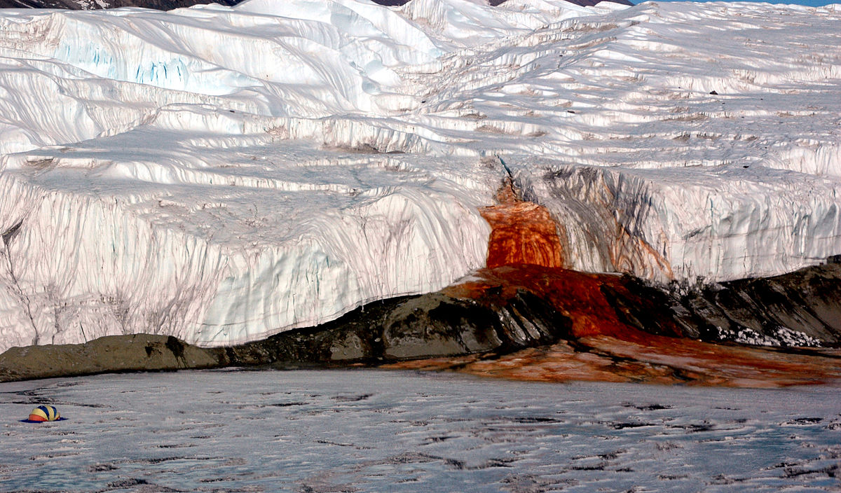 「血の滝」とはどんなもの？南極大陸から海に流れ出している赤い色の滝との事。