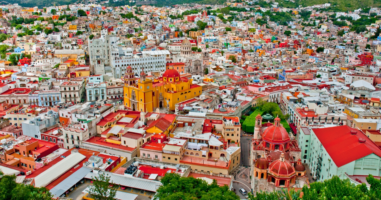 「グアナファト」とはどこの地名？メキシコの中央内陸にあるカラフルな街との事。
