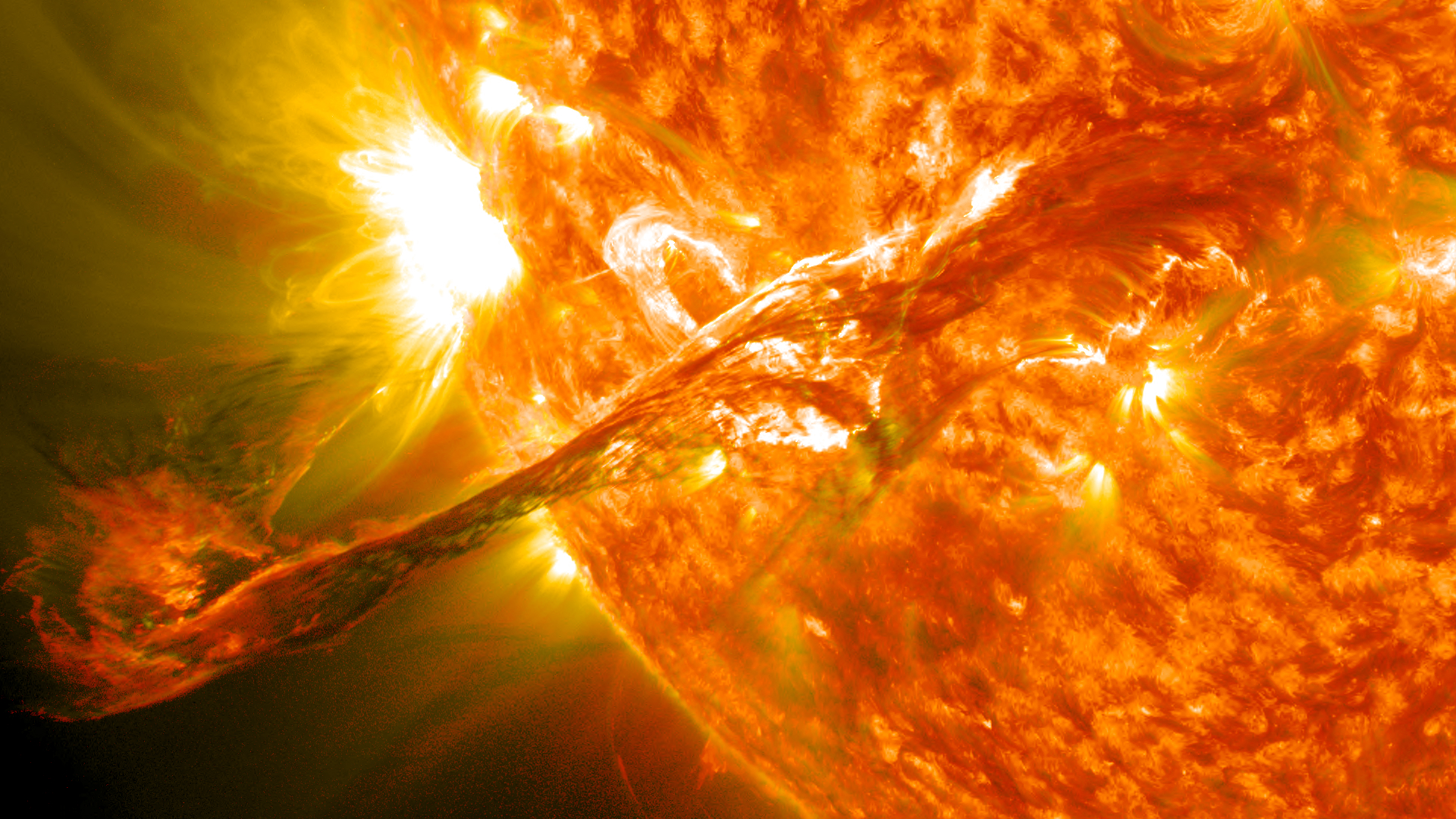 「太陽フレア」とは何ですか？太陽の表面で起こる爆発現象で、関連して発生する太陽風・太陽嵐により、電子機器等に支障が出る恐れありとの事。