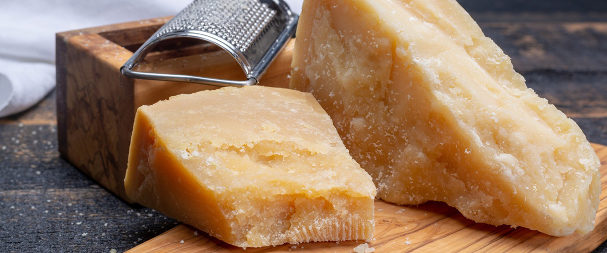 「パルミジャーノ・レッジャーノ」とはどういう意味？イタリア語で「parmigiano reggiano」と記述するとの事。