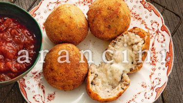 「アランチーニ」とはどういう意味？イタリア語で「arancini」と記述するとの事。