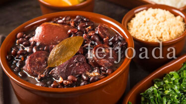 「フェイジョアーダ」とはどういう意味？アルファベットで「feijoada」と記述するとの事。