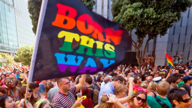 「ボーンディズウェイ」とはどういう意味？アルファベットで「Born This Way」と記述するとの事。